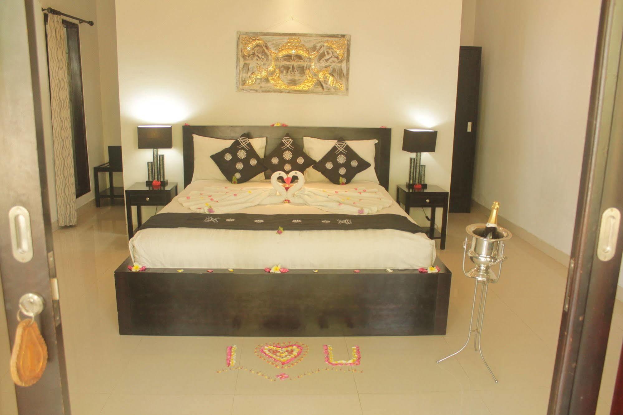 Kelapa Lovina Beach Villa Exterior foto